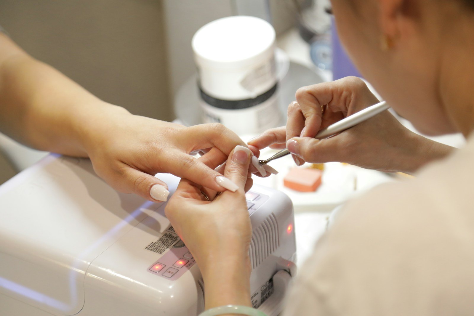 Manicure atendendo uma cliente